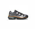 XT-4 OG Sneakers in tiefem Lichen, Grau und Orange.