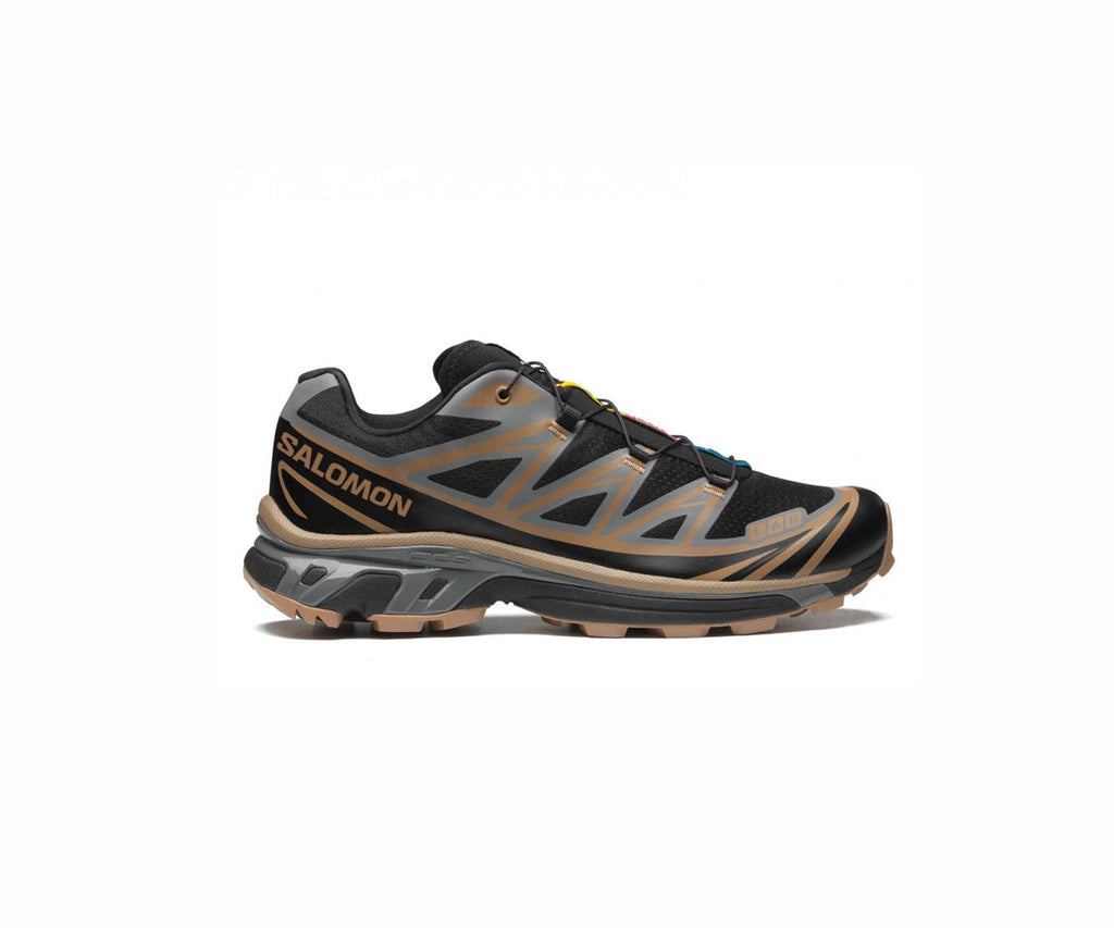 Salomon XT-6 Sneakers in Schwarz, Portabella und Grau.