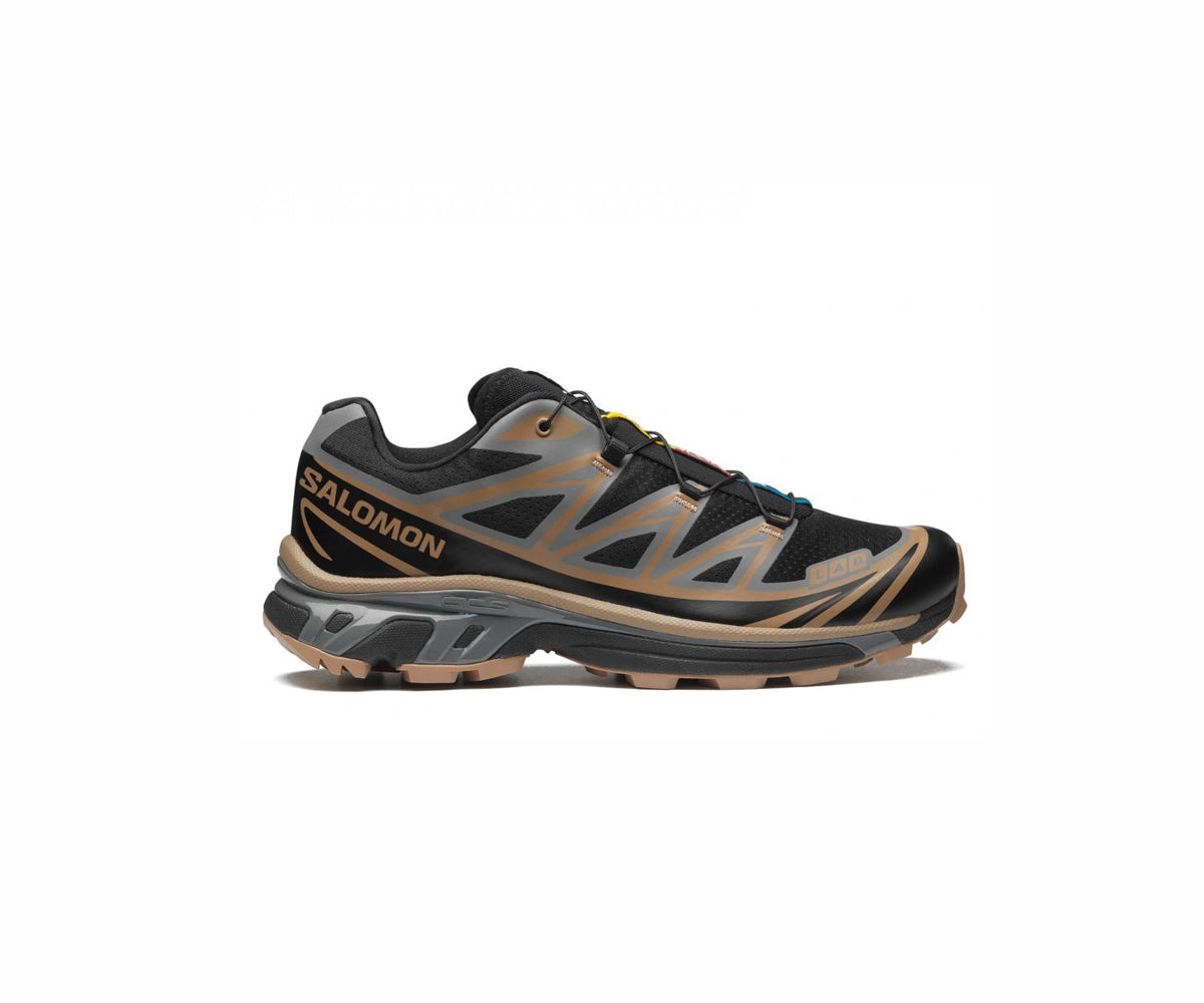 Salomon XT-6 Sneakers in Schwarz, Portabella und Grau.