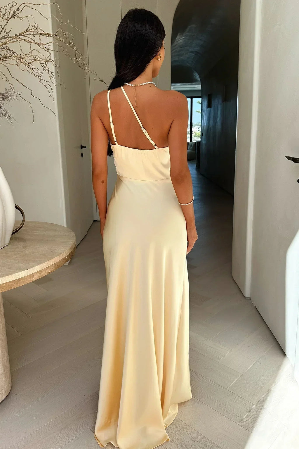 Marke Abendkleid Asymmetrisch mit Schlitz und Satin — Image 5