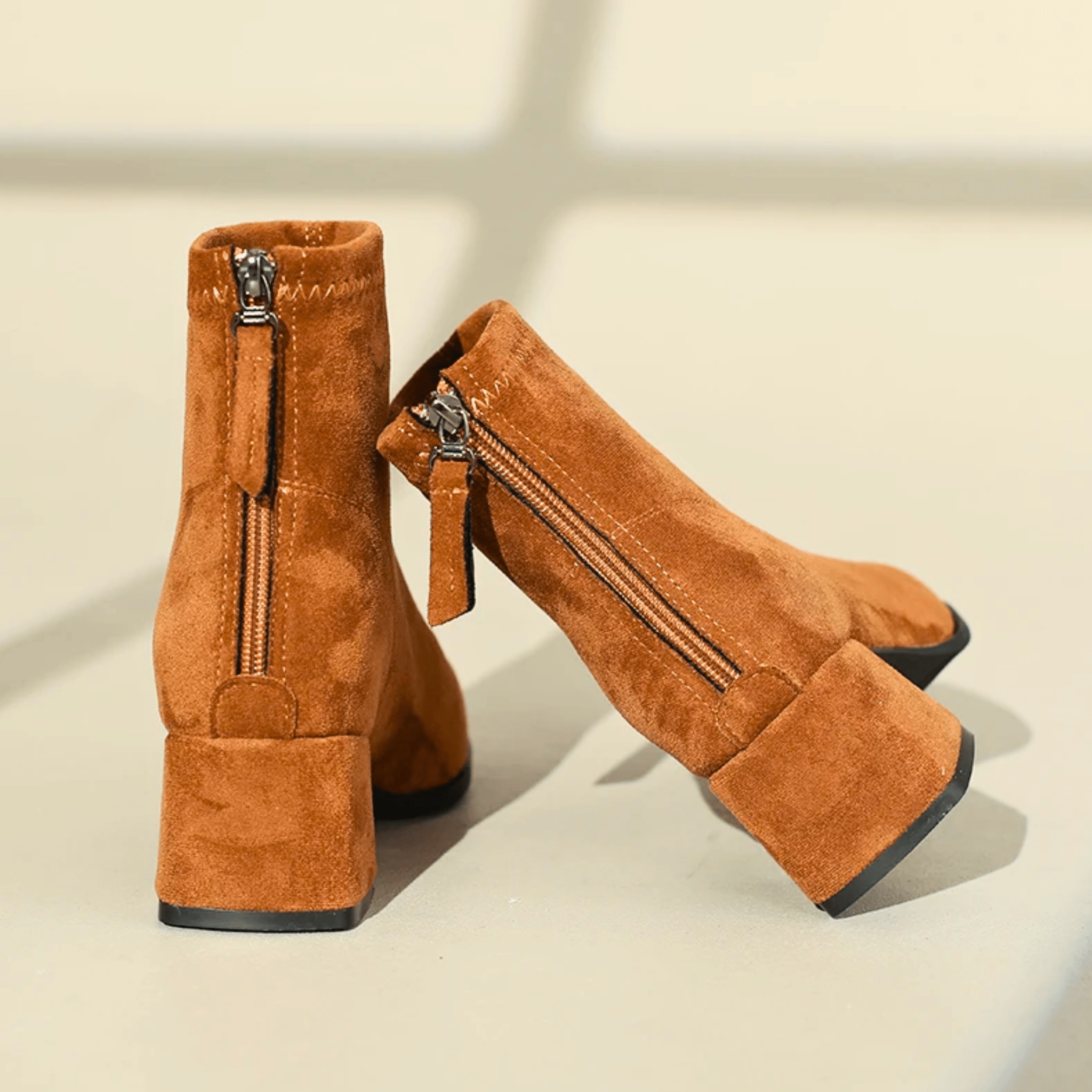 Damen Stiefeletten Wildlederoptik Blockabsatz Reißverschluss Braun Schwarz Beige — Image 7